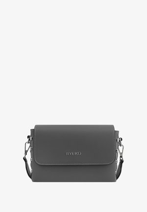Borsa a tracolla grigia in pelle sintetica con chiusura a pattina, accessori in argento e dettaglio del logo. Presenta una tracolla staccabile e una superficie liscia.