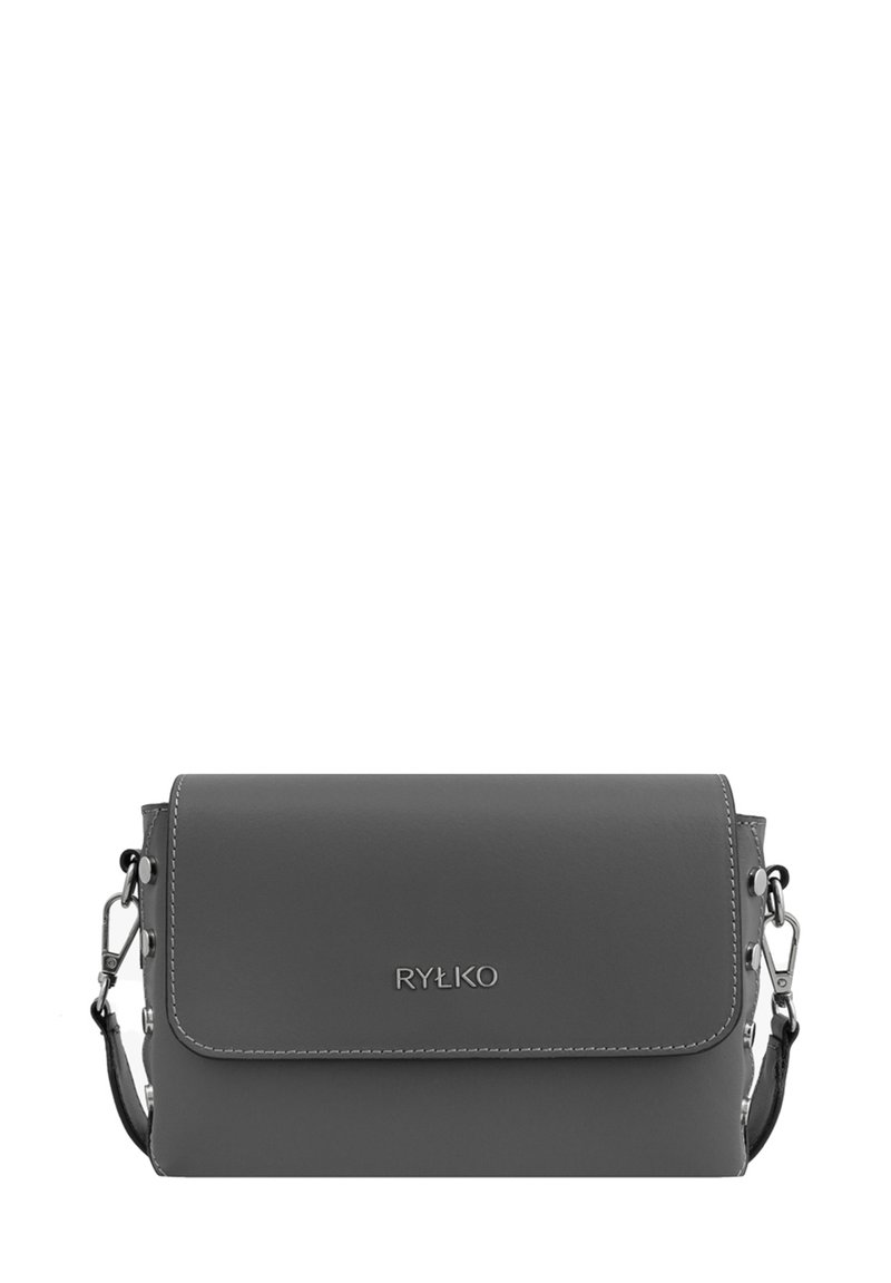 Szara torebka crossbody z faux skóry, z klapką, srebrnym okuciem i detalem z logo. Posiada odczepiany pasek oraz gładką teksturę.