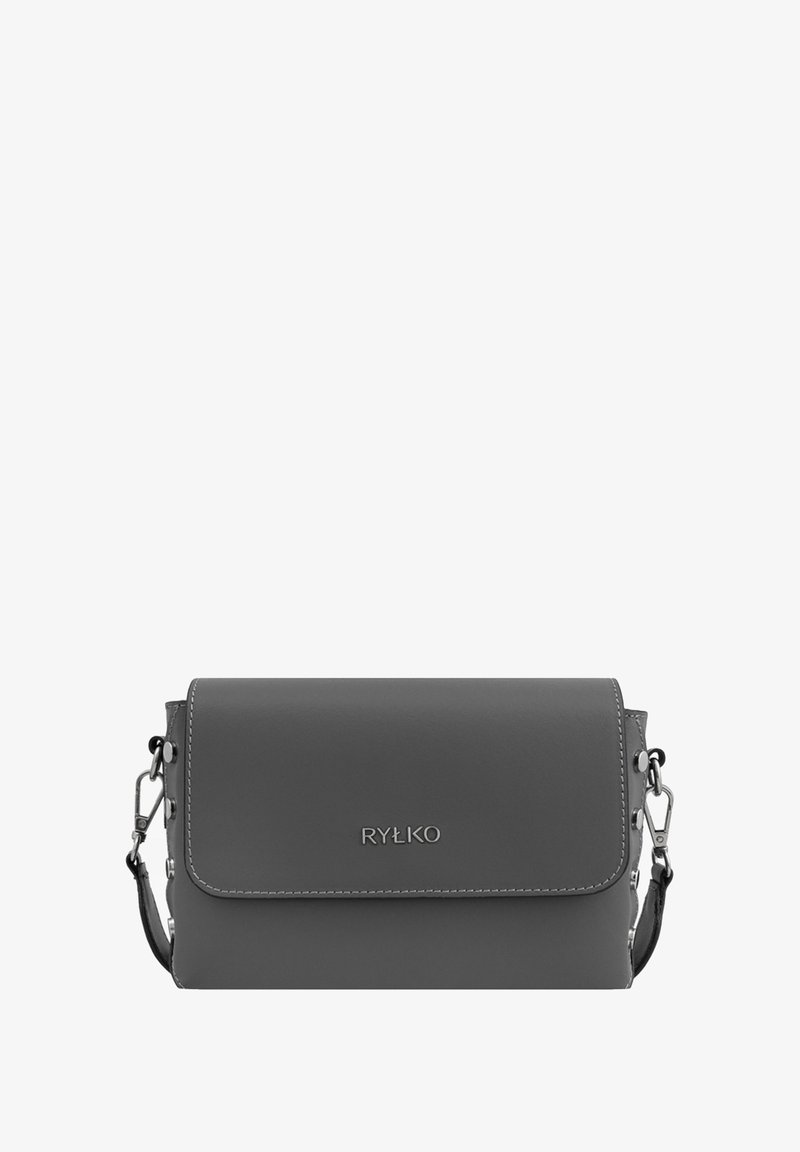 Pelēka mākslīgās ādas crossbody soma ar atloku, sudraba aksesuāriem un logotipa detaļu. Iespējo noņemamu siksnu un gludu tekstūru.