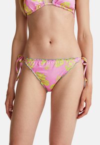 Růžové bikiny s žlutým květinovým potiskem, bočními šňůrkami a vlnkovými okraji. Vyrobeno z hladkého, elastického materiálu pro pohodlí.