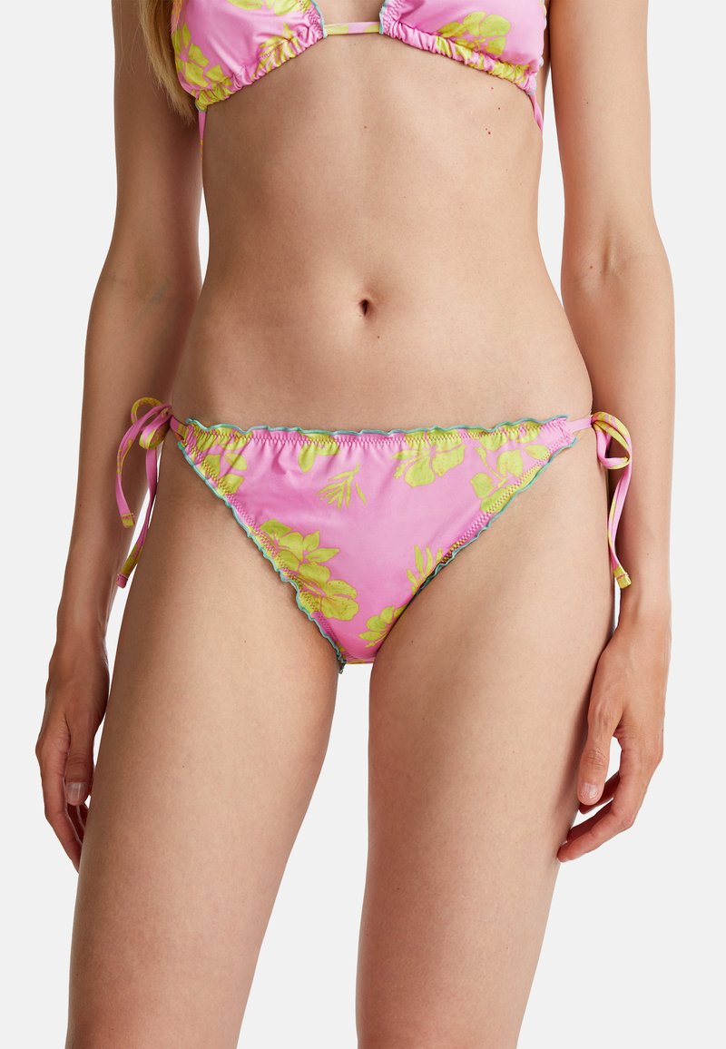 Růžové bikiny s žlutým květinovým potiskem, bočními šňůrkami a vlnkovými okraji. Vyrobeno z hladkého, elastického materiálu pro pohodlí.
