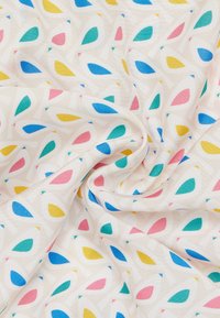 Tessuto di cotone con una superficie liscia, base bianca con un motivo ripetuto di forme a goccia in blu, rosa, verde e giallo.