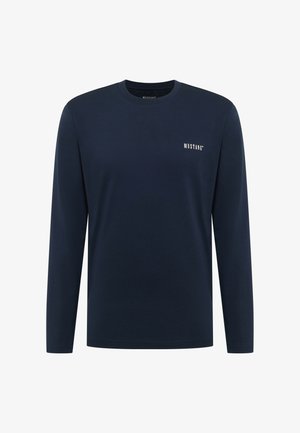 Tmavomodré tričko s dlhým rukávom a okrúhlym výstrihom, s malým bielym logom "MUSTANG" na ľavej strane hrudníka.