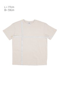 Beżowy T-shirt położony płasko z miarkami pokazującymi długość 77 cm i szerokość 59 cm, wymiary zanotowane w lewym górnym rogu.