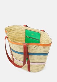 Spleciona torba na ramię z wikliny z czerwonymi skórzanymi uchwytami, wielokolorowymi poziomymi paskami i zieloną zasuwaną wewnętrzną kieszenią. Teksturowane wykończenie.