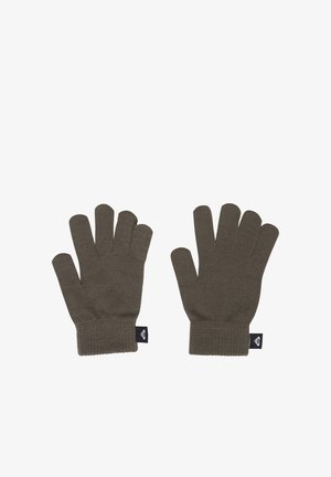 Paar bruine gebreide handschoenen met een klein zwart stoffen label met een wit logo op de polsboord van elke handschoen.