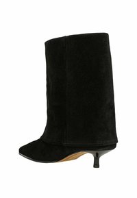 Czarne zamszowe botki za kostkę z wąskim noskiem i smukłym obcasem typu stiletto. Botki mają gładką fakturę i bezszwowy design cholewki.