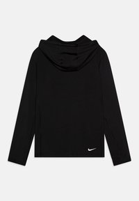 Fekete, hosszú ujjú kapucnis pulóver, puha anyagból készült, nagy kapucnival, a jobb alsó sarokban fehér Nike logóval.