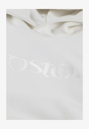 Biała bluza z kapturem, charakteryzująca się miękką teksturą oraz wyraźnym, odblaskowym wytłoczonym logo na środku. Projekt jest prosty i elegancki.