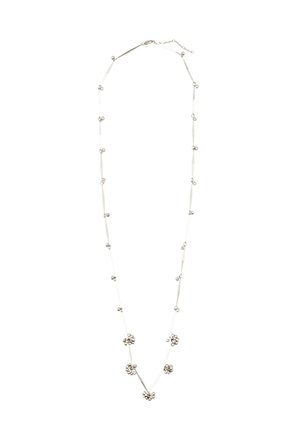 Collana in tono argento con piccole perle rotonde e grappoli a forma di fiore distribuiti uniformemente lungo una sottile catena con chiusura a moschettone.