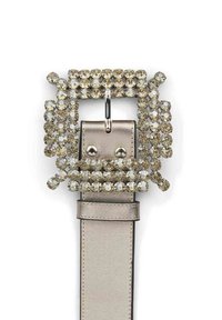 Curea metalică argintie cu o cataramă pătrată decorată cu strasuri clare. Piesa are o textură netedă și include o închidere clasică cu limba.