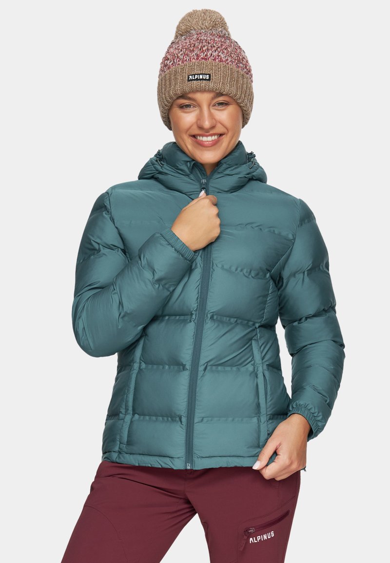 Kurtka puchowa w kolorze teal z kapturem, z poziomymi przeszyciami, zapięciem na zamek oraz kieszeniami po bokach. Dziergana czapka z pomponem w kolorze beżowym i różowym.