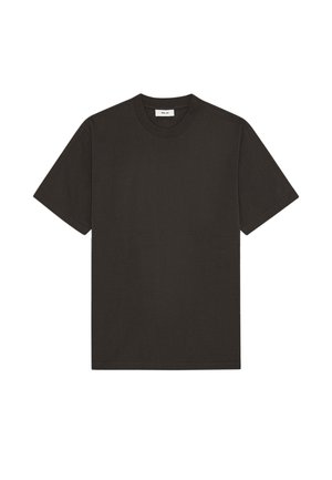 Czarny t-shirt z krótkim rękawem i okrągłym dekoltem, z prążkowanym kołnierzem i małą białą metką wewnątrz dekoltu.