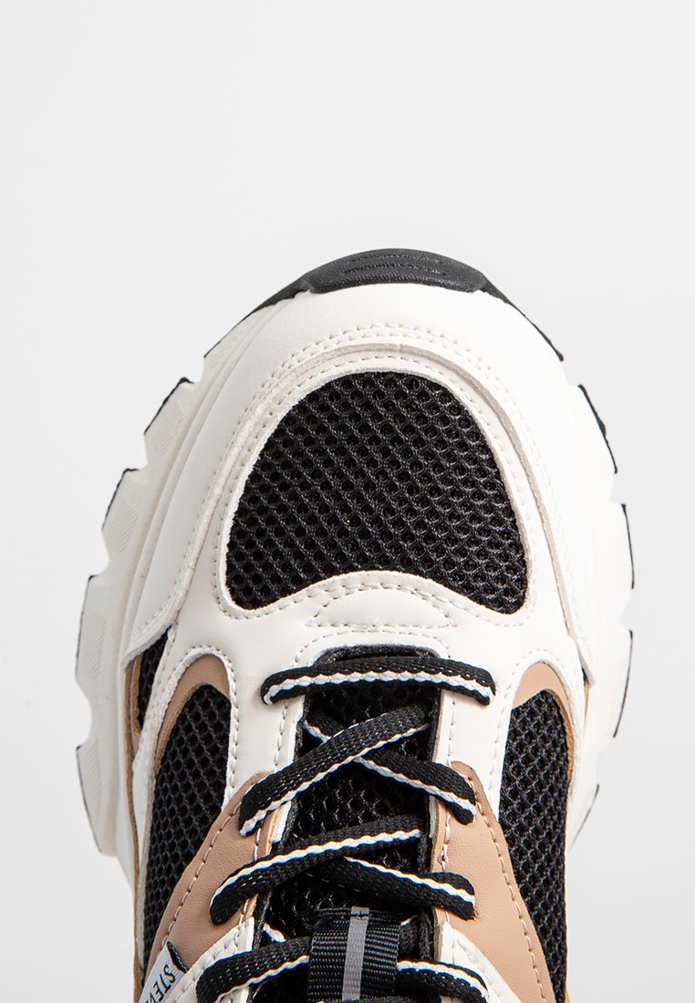 Schwarze Netzsneaker mit weißen und tanfarbenen Akzenten, ausgestattet mit einer dicken Sohle, runder Zehenpartie und kontrastierenden weißen Nähten und Schnürsenkeln.