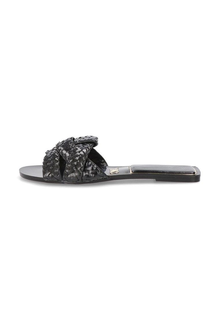 Sandalias planas negras con diseño superior trenzado, que presentan una textura trenzada y una suela lisa. Estilo minimalista con un diseño simple y puntera abierta.