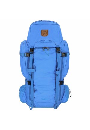 Modrý turistický batoh s mäkkou konštrukciou, nastaviteľnými popruhmi a koženou nášivkou. Má viacero priehradok a bočné vrecká.