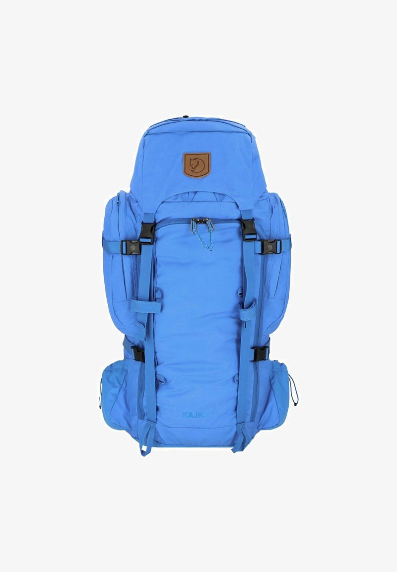 Mochila de caminhada azul com um design almofadado, alças ajustáveis e um emblema de couro. Apresenta múltiplos compartimentos e bolsos laterais.