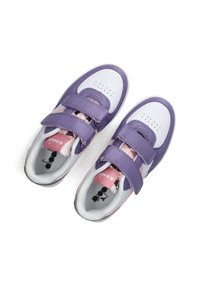 Sneaker viola e rosa con tomaia in pelle liscia, cinturini in velcro, punta bianca, perforazioni per la traspirabilità e fodera a fantasia.