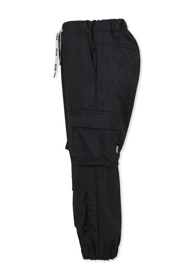 Zwarte cargobroek met een elastische tailleband, zijzakken en een gestructureerd materiaal. Bevat een klein merklabel op het been.