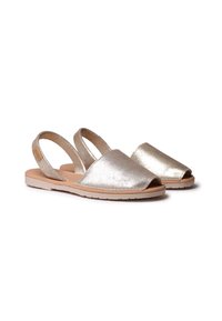 Metallisch silberne Sandalen mit offenen Zehen, strukturiertem Obermaterial und minimalistischem Design. Verfügt über einen Riemen an der Ferse und eine flache Gummisohle.
