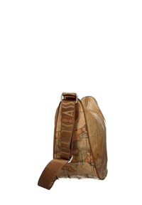 Borsa beige con un design di mappa testurizzato, dotata di una ampia tracolla con dettagli decorati. Forma strutturata con una finitura liscia.