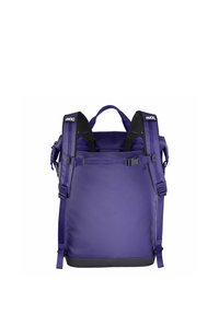 Zaino viola con finitura testurizzata, spallacci neri regolabili, manico superiore e fibbia di sicurezza. Presenta un ampio scomparto principale e una tasca laterale.