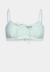 Top de biquíni verde menta com textura franzida, alças ajustáveis, fecho frontal com laço, e detalhe em recorte na forma de olho-chave. Padrão floral subtil.