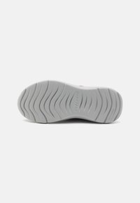 Skechers Performance SKECH FAST UNISEX - Zapatillas running asfalto - red/black/yellow/white