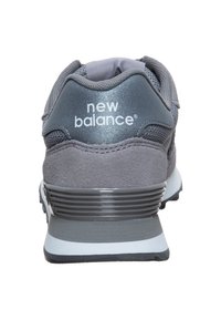 Le sneakers New Balance grigie presentano una combinazione di materiali in rete e suede, con un colletto imbottito, logo sul tallone e una suola texturizzata.