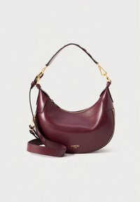 Burgunderfarvet halvmåneformet håndtaske i læder med guldfarvet lynlås, aftagelig skulderrem og "Lancel Paris"-logo i guldgult skrift.