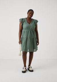 Vero Moda Curve VMHONEY V NECK DRESS  - Robe de jour - laurel wreath