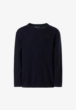 Dunkelblau gestrickter Pullover mit Rundhalsausschnitt und langen Ärmeln. Mit einem kleinen, grünen, gestickten Logo auf der Brust. Weiche Textur.