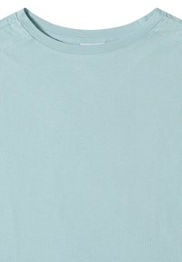 T-shirt bleu clair à col rond avec coutures visibles aux épaules et texture douce en tissu de coton.