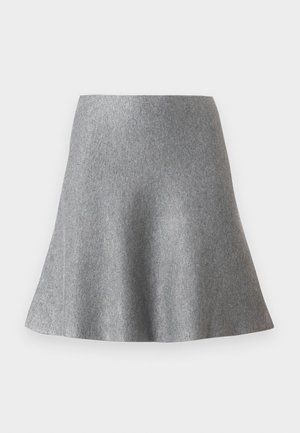 Saia cinza em corte evasê, feita de um tecido suave com uma textura lisa, apresentando uma cintura larga e um ajuste descontraído que se alarga em direção à barra.