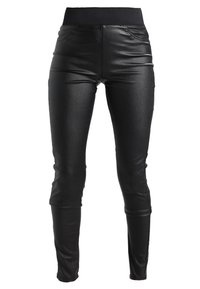 Svarta byxor i konstläder med en åtsittande design, elastisk midja, framfickor och en slät, glänsande yta.