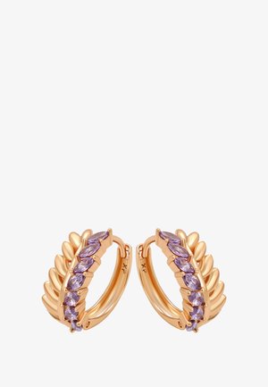 Arany fülbevalók, váltakozó levél alakú díszítéssel és lila marquise ásványokkal a frontrészen, fehér háttér előtt.