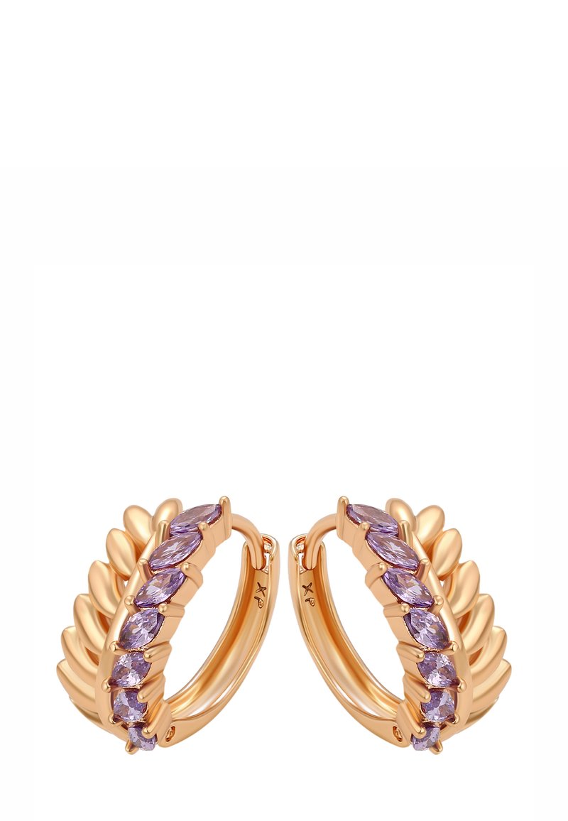 Orecchini a cerchio dorati con accenti a forma di foglia alternati e gemme marquise viola lungo la curvatura anteriore, su uno sfondo bianco.