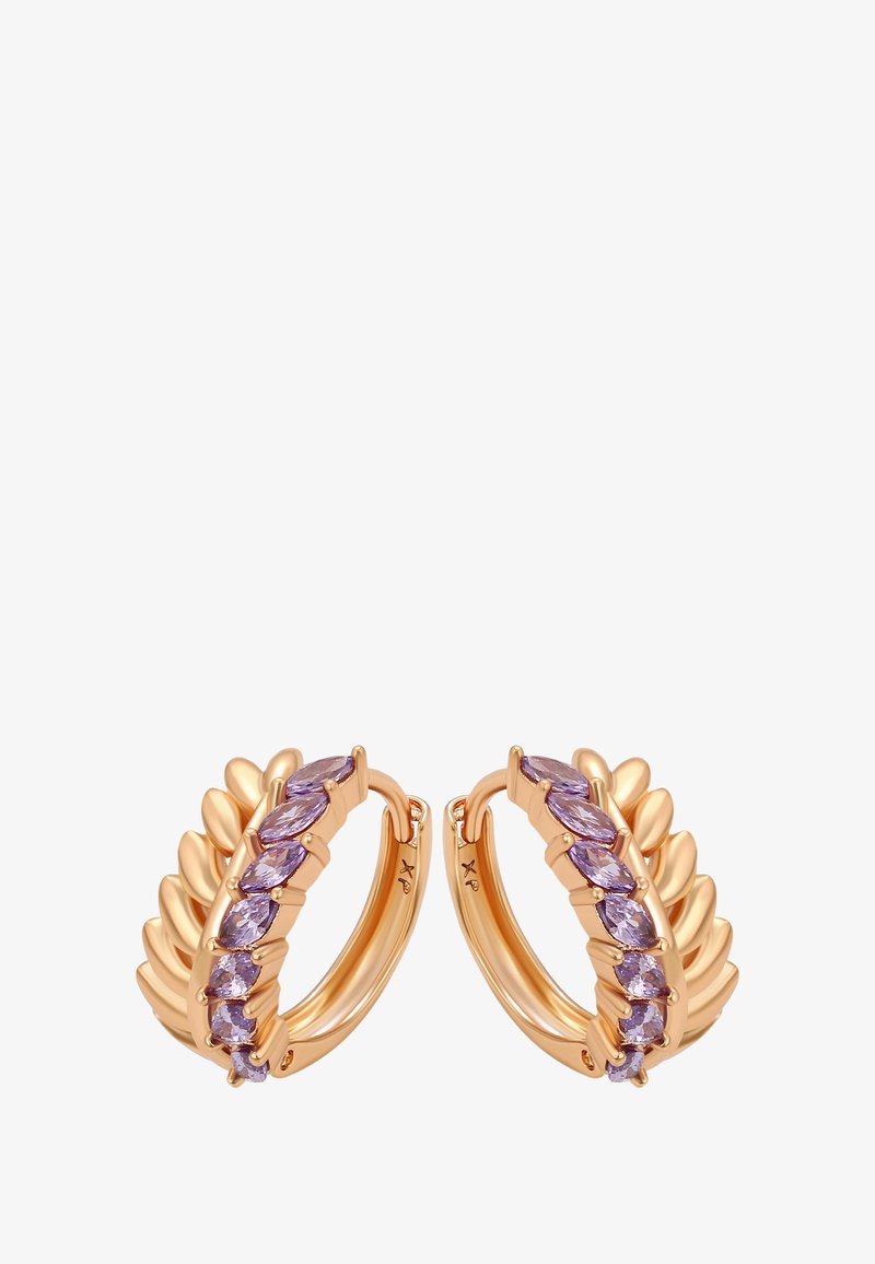 Kuldse rõngas kõrvarõngad vahelduvate lehekujuliste aksessuaaride ja lilla marquise-lõikegemstone'idega, paigutatuna esikõrvale, valge tausta taustal.