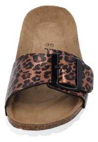Sandal im Leopardenmuster mit einer schwarzen Schnalle, Korkfußbett und weißer Laufsohle. Strukturiertes Gewebe und bequeme, konturierte Form. Größe 37.