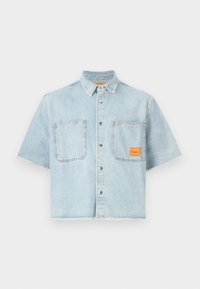 Lyseblå cropped denimskjorte med korte ærmer, knaplukning foran, to brystlommer og et logo-patch på venstre lomme. Frayed kant.