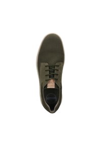 Sneaker verde oliva con una parte superiore in rete testurizzata, dettagli in morbido suede e una suola in gomma chiara. Presenta lacci piatti e un'etichetta logo cucita.