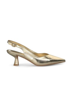 Zapato de tacón slingback metálico dorado con punta afilada, tacón bajo en ángulo y detalle de hebilla en la correa del tobillo. Textura suave, diseño elegante.