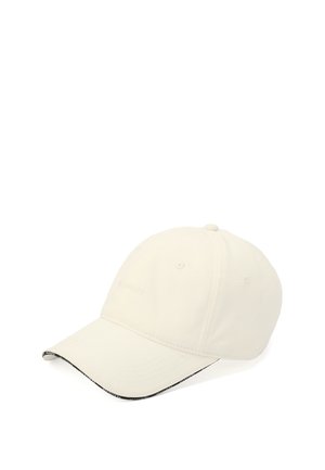 Off-white baseballpet met een gebogen klep en een subtiel tekstlogo aan de voorkant, getoond onder een lichte hoek op een witte achtergrond.