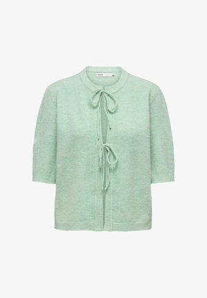 Cardigan vert clair, manches courtes, ouverture à l'avant avec fermeture à nouer, encolure et ourlet côtelés, texture douce, design simple.