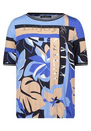 Korte mouw top met een mix van blauw, beige en zwart bloemenpatronen met de tekst "Enjoy the Calm" in metallic zilver. Glad materiaal.