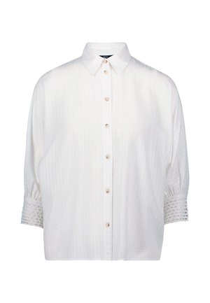 Chemise blanche à boutons avec un col structuré, tissu texturé et manches courtes présentant des détails de plissés.