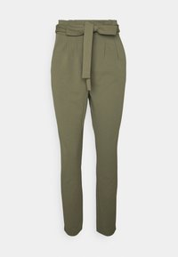 Zelené kalhoty na míru s vysokým pasem, sklady na přední části a páskem na zavázání. Hladká textura s přiléhavým, tapered střihem.