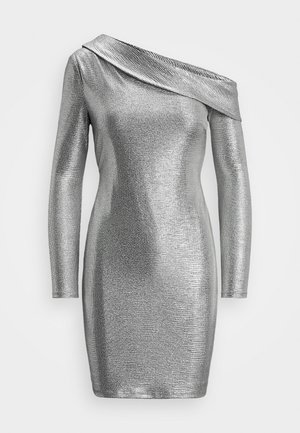Vestido metálico plateado con una silueta ajustada. Presenta una manga larga, un escote asimétrico descubierto y una textura acanalada.