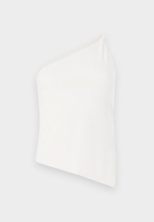 Ασύμμετρη λευκή μπλούζα με έναν ιμάντα, απαλή υφή, εφαρμοστό σχέδιο και καθαρή, μινιμαλιστική εμφάνιση. Χωρίς επιπλέον μοτίβα ή αξεσουάρ.