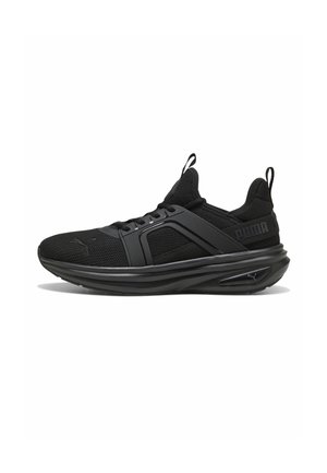 Schwarzer Puma Sportschuh mit Mesh-Obermaterial, dicker Sohle, schwarzen Schnürsenkeln und Laschen an Zunge und Ferse.